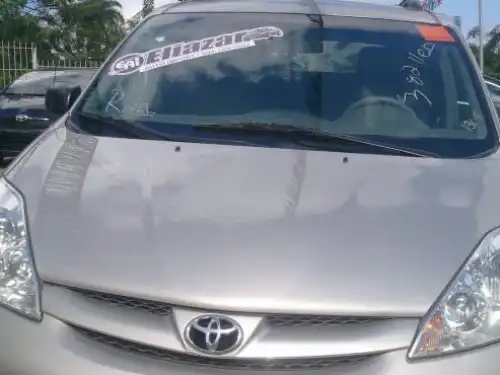 Toyota Sienna LE 2010