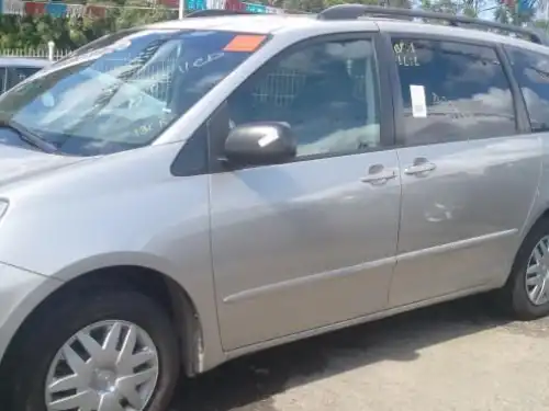 Toyota Sienna LE 2010