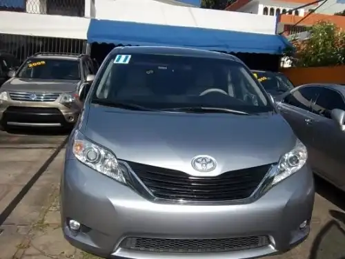 Toyota Sienna LE 2011