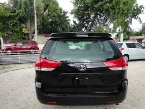 Toyota Sienna LE 2011