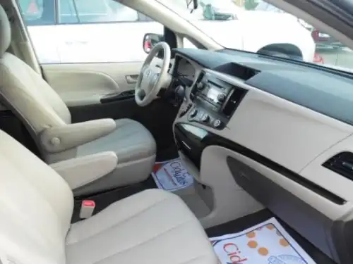 Toyota Sienna LE 2011