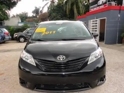 Toyota Sienna LE 2011