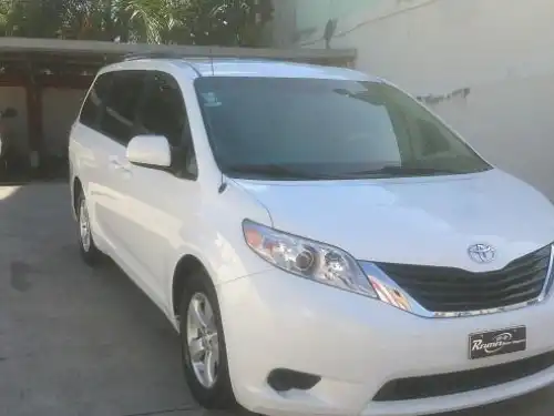 Toyota Sienna LE 2011