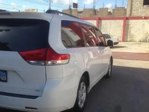 Toyota Sienna LE 2011