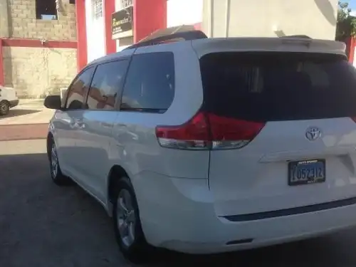 Toyota Sienna LE 2011