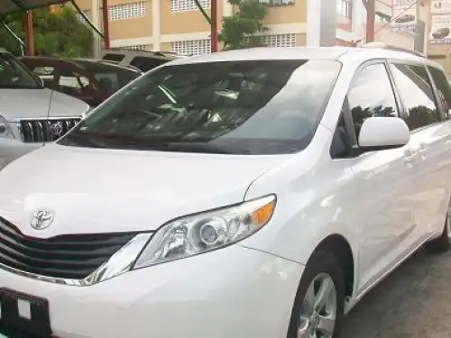 Toyota Sienna LE 2011