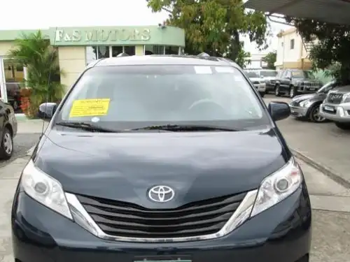 Toyota Sienna LE 2011