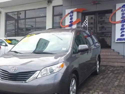 Toyota Sienna LE 2012