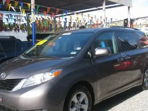 Toyota Sienna LE 2012