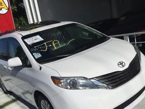 Toyota Sienna XLE 2011