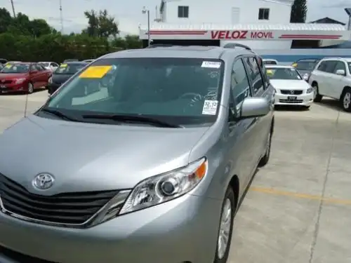 Toyota Sienna XLE 2011