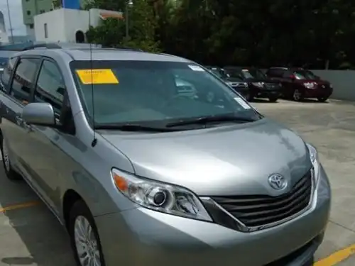 Toyota Sienna XLE 2011