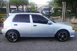 Toyota Starlet 2001 Gris 