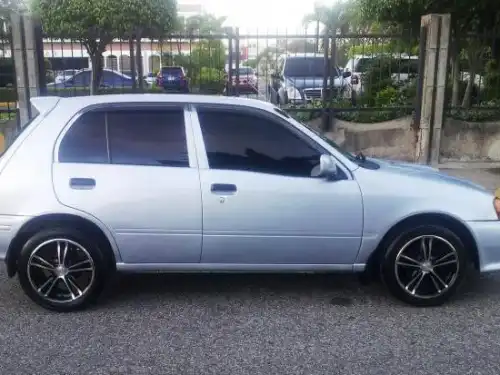 Toyota Starlet 2001 Gris 