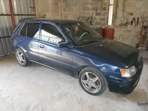 Toyota Starlet Azul 4 Puerta.