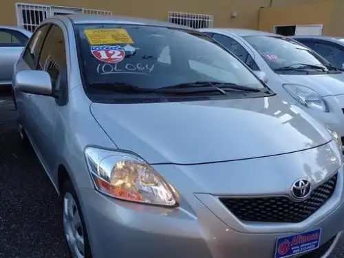 Toyota Yaris LE 2012