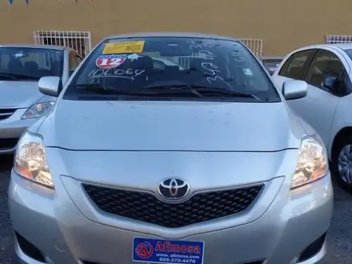 Toyota Yaris LE 2012