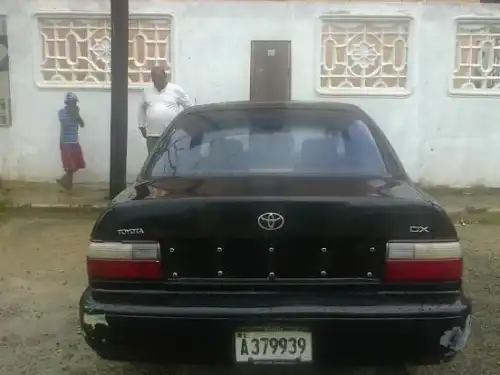 Toyota corolla 1997 negro 
