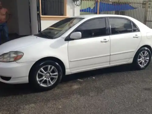 Toyota corolla 2003 blanco con aros de magnesio 