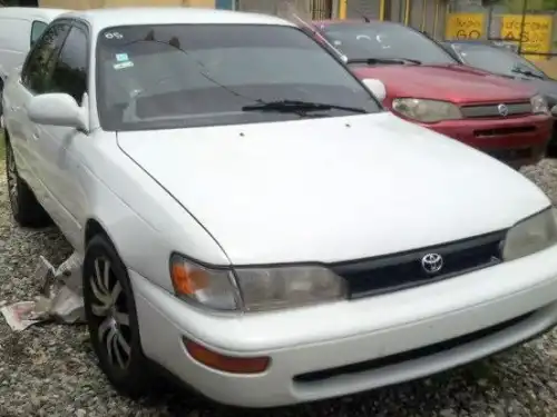 Toyota corolla 97, verde botella, aire, buena cond