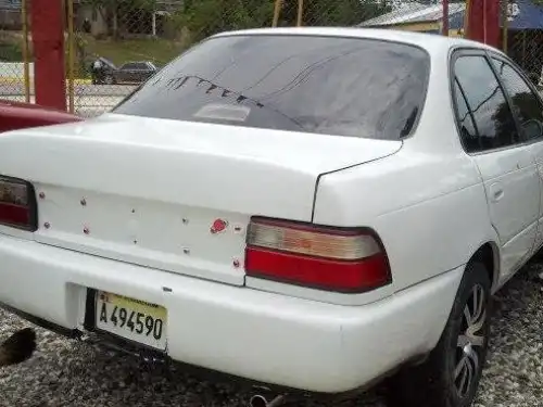 Toyota corolla 97, verde botella, aire, buena cond