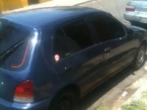 Toyota estarlet 2000 azul oscuro 