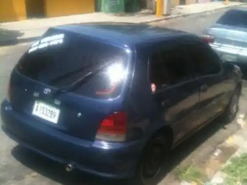 Toyota estarlet 2000 azul oscuro 