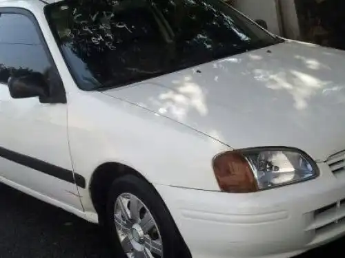 Toyota starlet 2000 blanca 