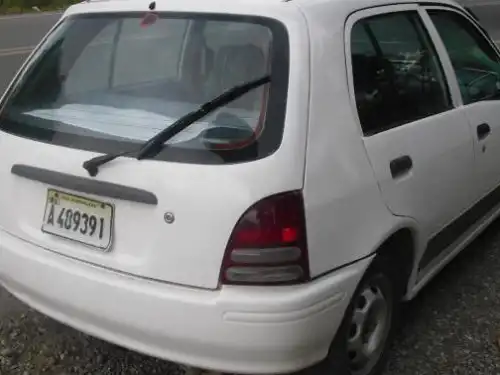 Toyota starlet 2000 blanco 