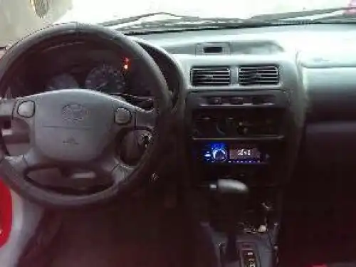 Toyota starlet 2000 rojo 
