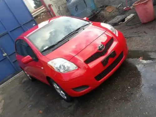 Toyota yaris 2009 americamo recien llegado color rojo 