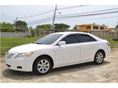 Toyota Camry LE full label como nuevo