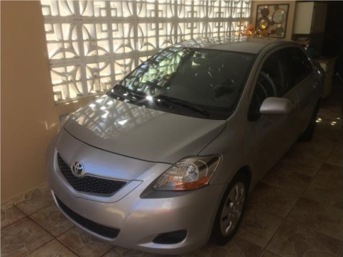 Toyota Yaris 2011 28,000 millas