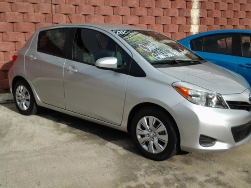 Toyota Yaris 2013 aut. solo 1,800 millas