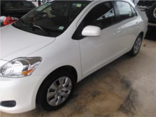 Toyota Yaris 4DR 2012 Como nuevo