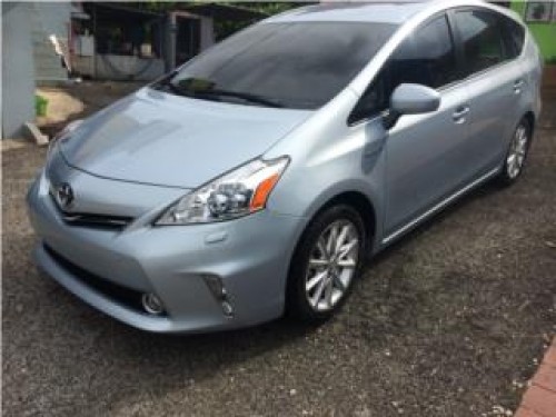 Toyota prius v 2012 limited $27,500