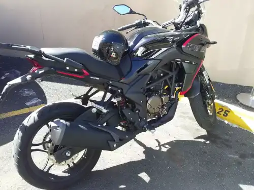 VOGE DS300 NUEVA, CASCOS Y RACKER PARA TRANSPORTARLA