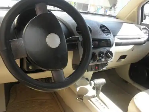 Volkswagen Beetle 1999 negro 