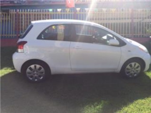 YARIS 2 PUERTAS 2009 BLANCA LINDA