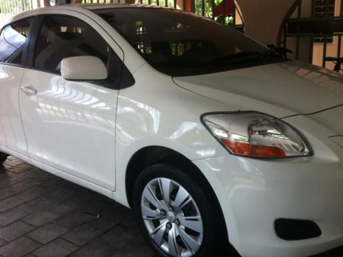 YARIS 4 PUERTAS SEDAN BLANCO FULL LABORS