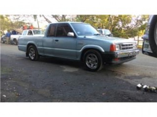 mazda b2000 cabina y media linda