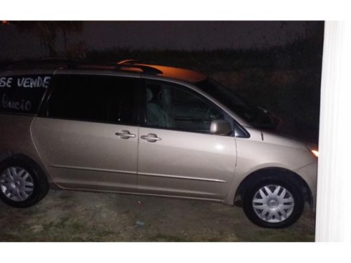 toyota sienna CE 2005 en 8,000