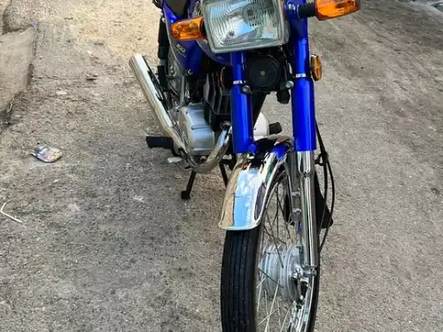 una motocicleta Suzuki. 